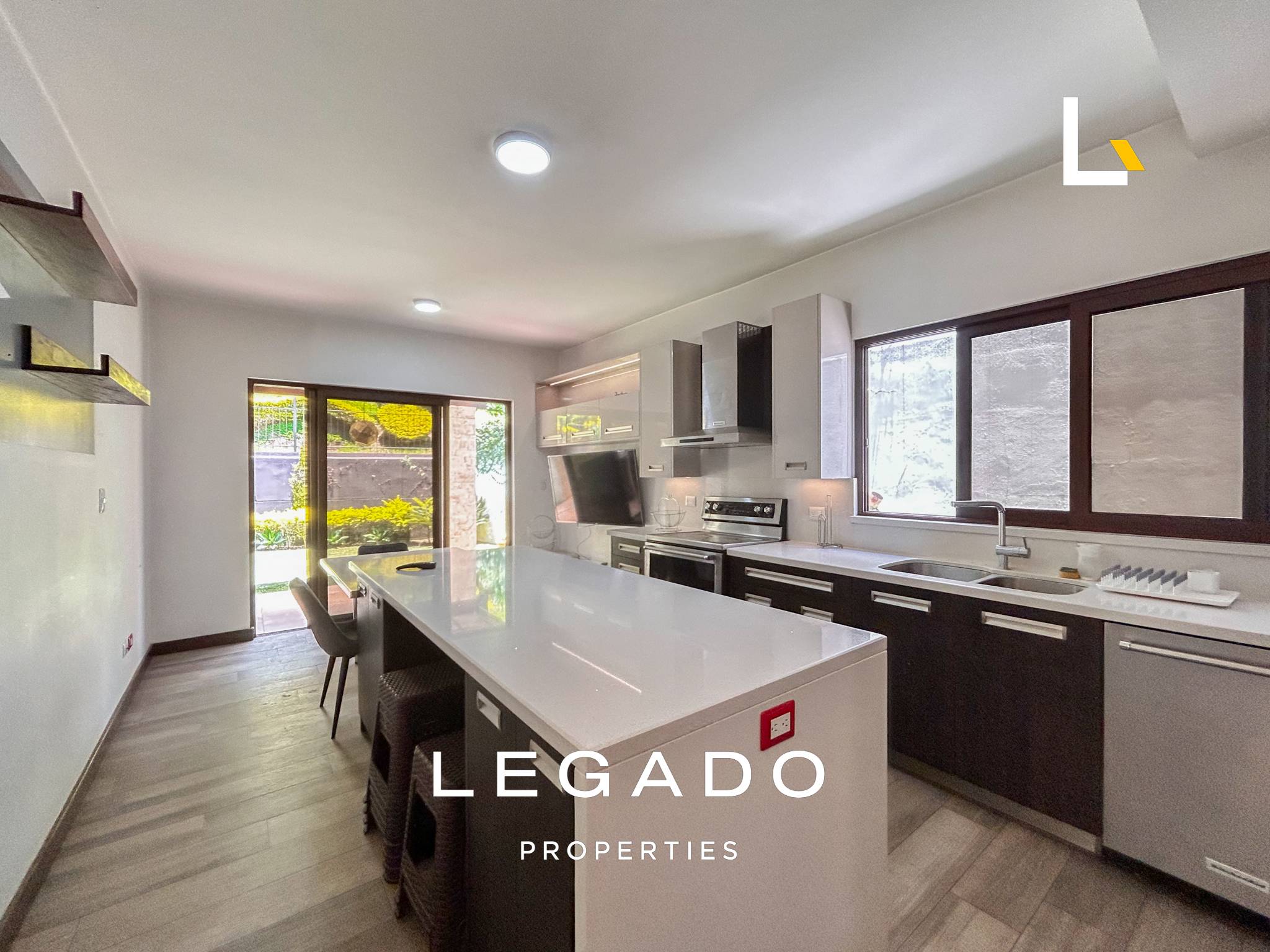CASA, ZONA 16, COND. LOMAS DE SAN ISIDRO