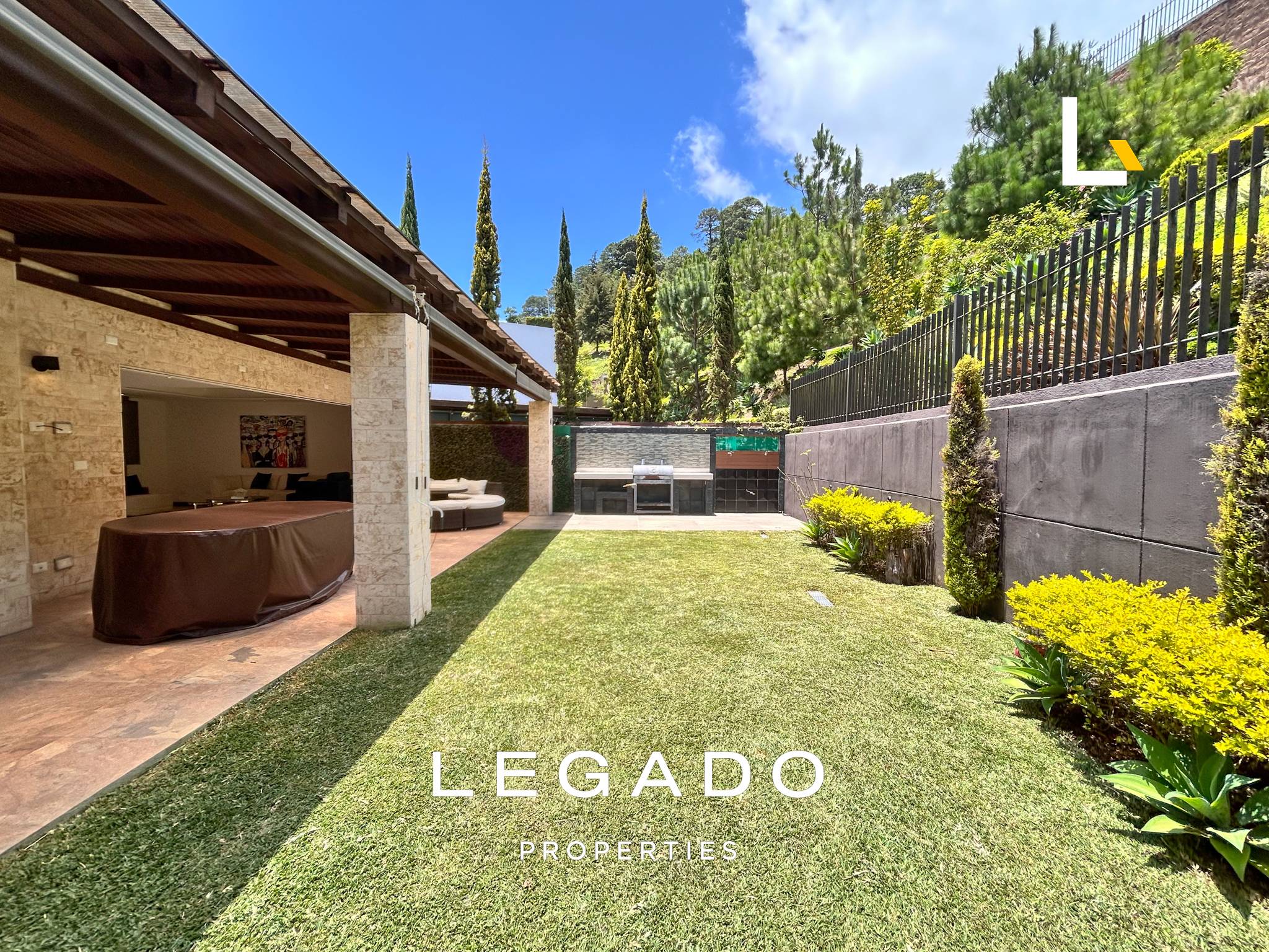 CASA, ZONA 16, COND. LOMAS DE SAN ISIDRO
