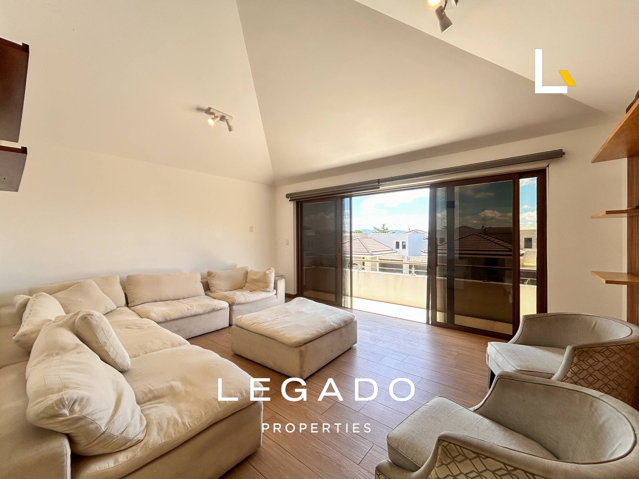 CASA, ZONA 16, COND. LOMAS DE SAN ISIDRO