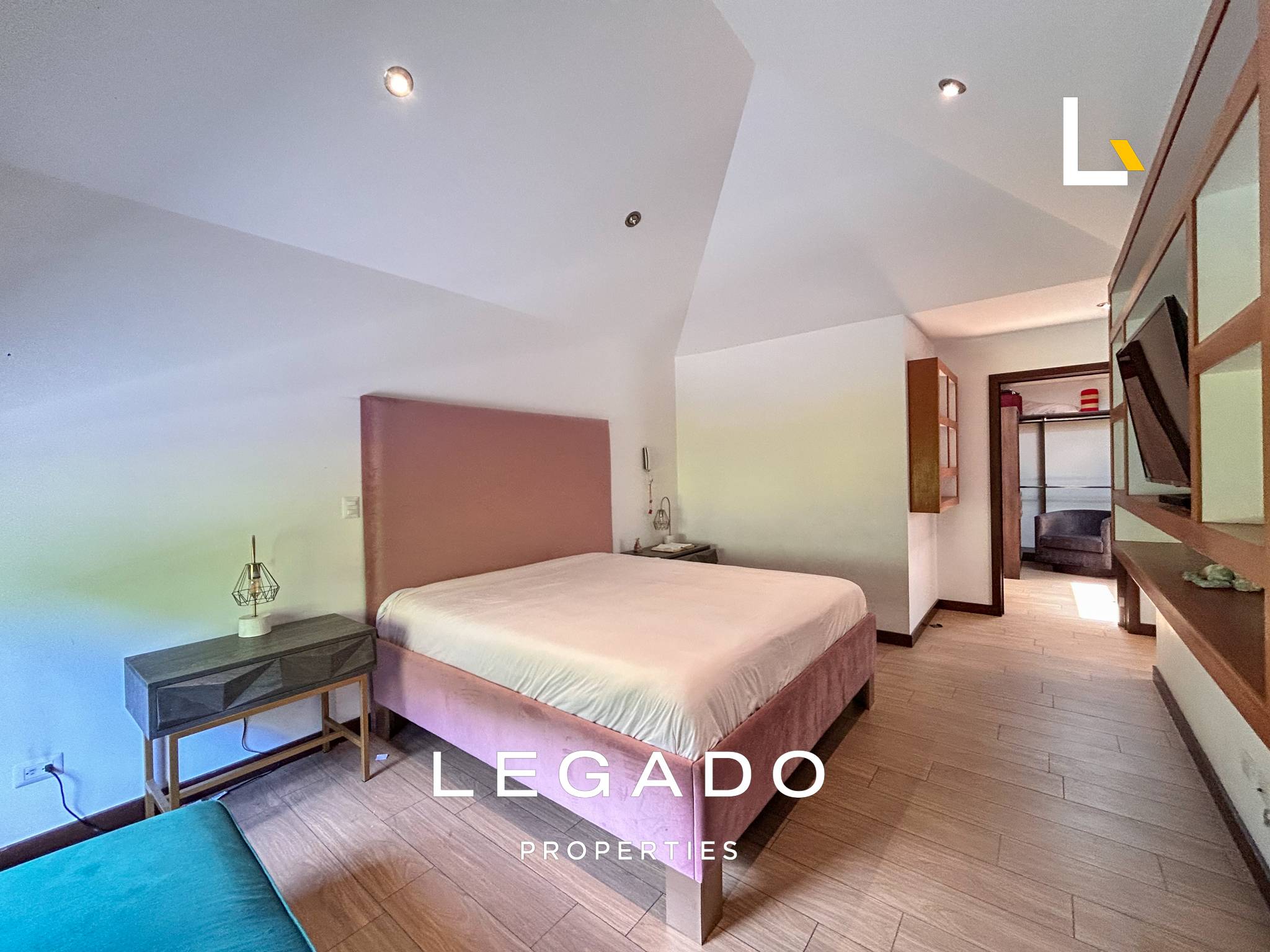 CASA, ZONA 16, COND. LOMAS DE SAN ISIDRO