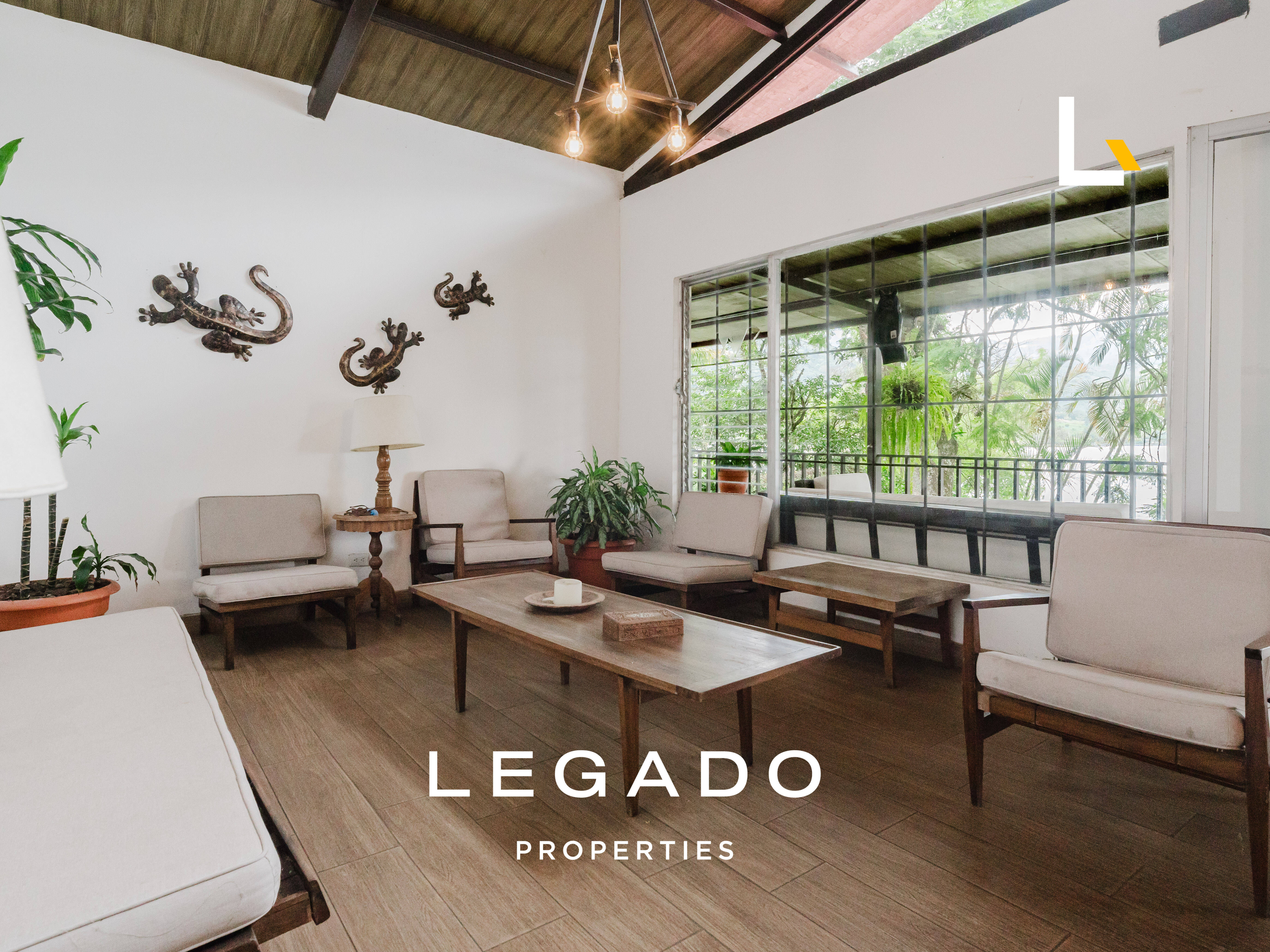 CASA, A ORILLAS DEL LAGO AMATITLÁN