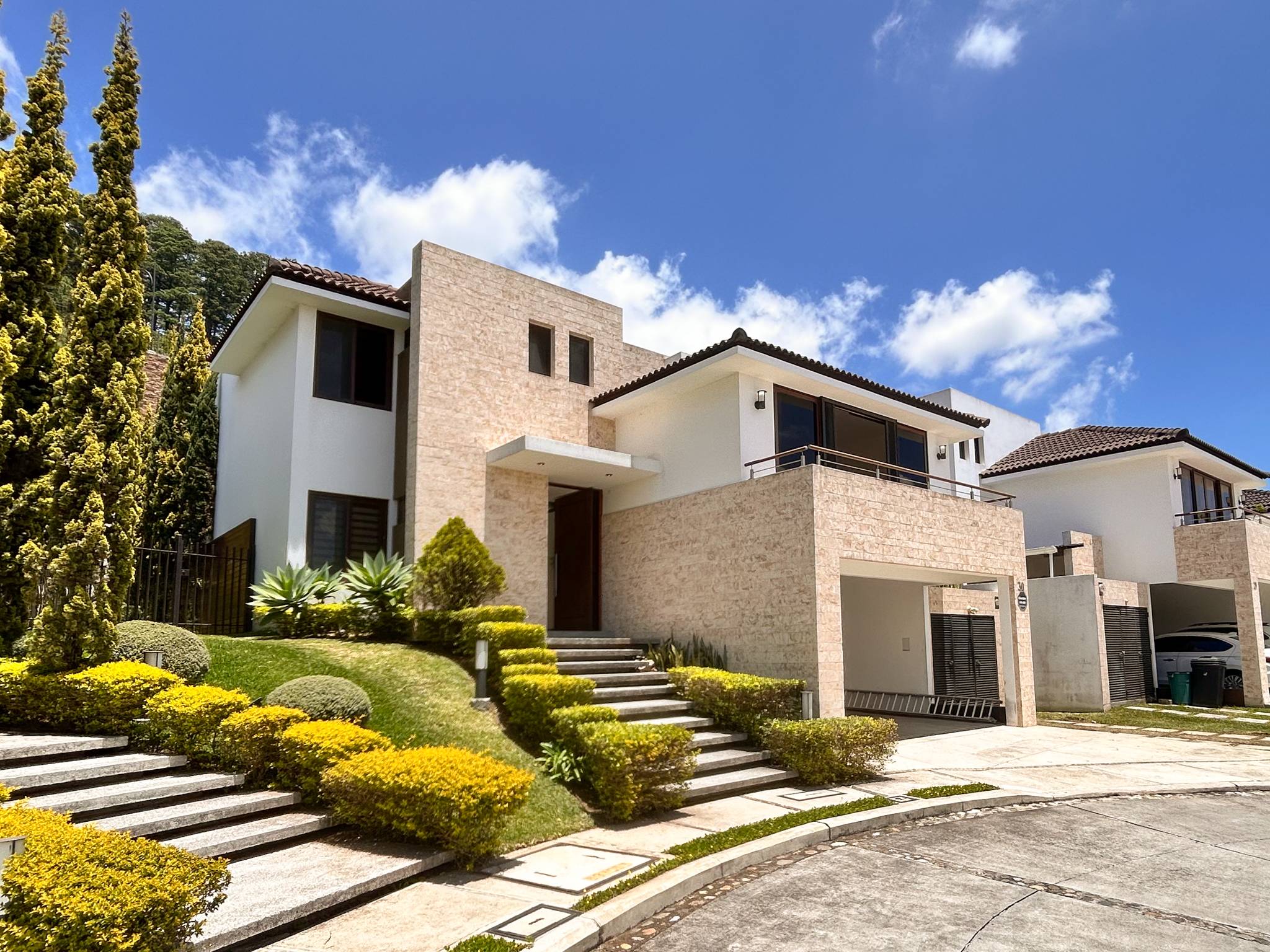 CASA, ZONA 16, COND. LOMAS DE SAN ISIDRO