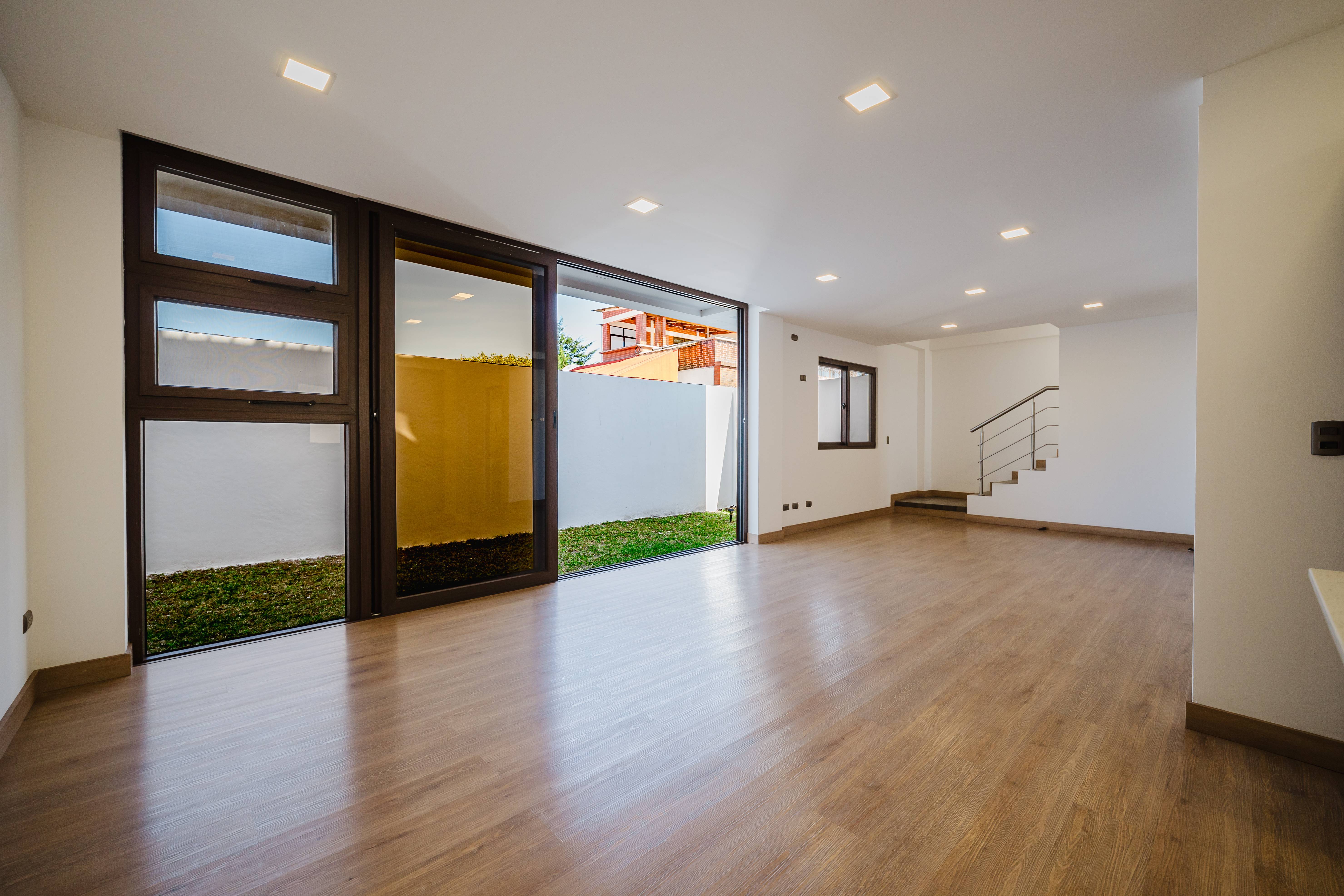 CASA ZONA 15 VHI, DENTRO DE CONDOMINIO