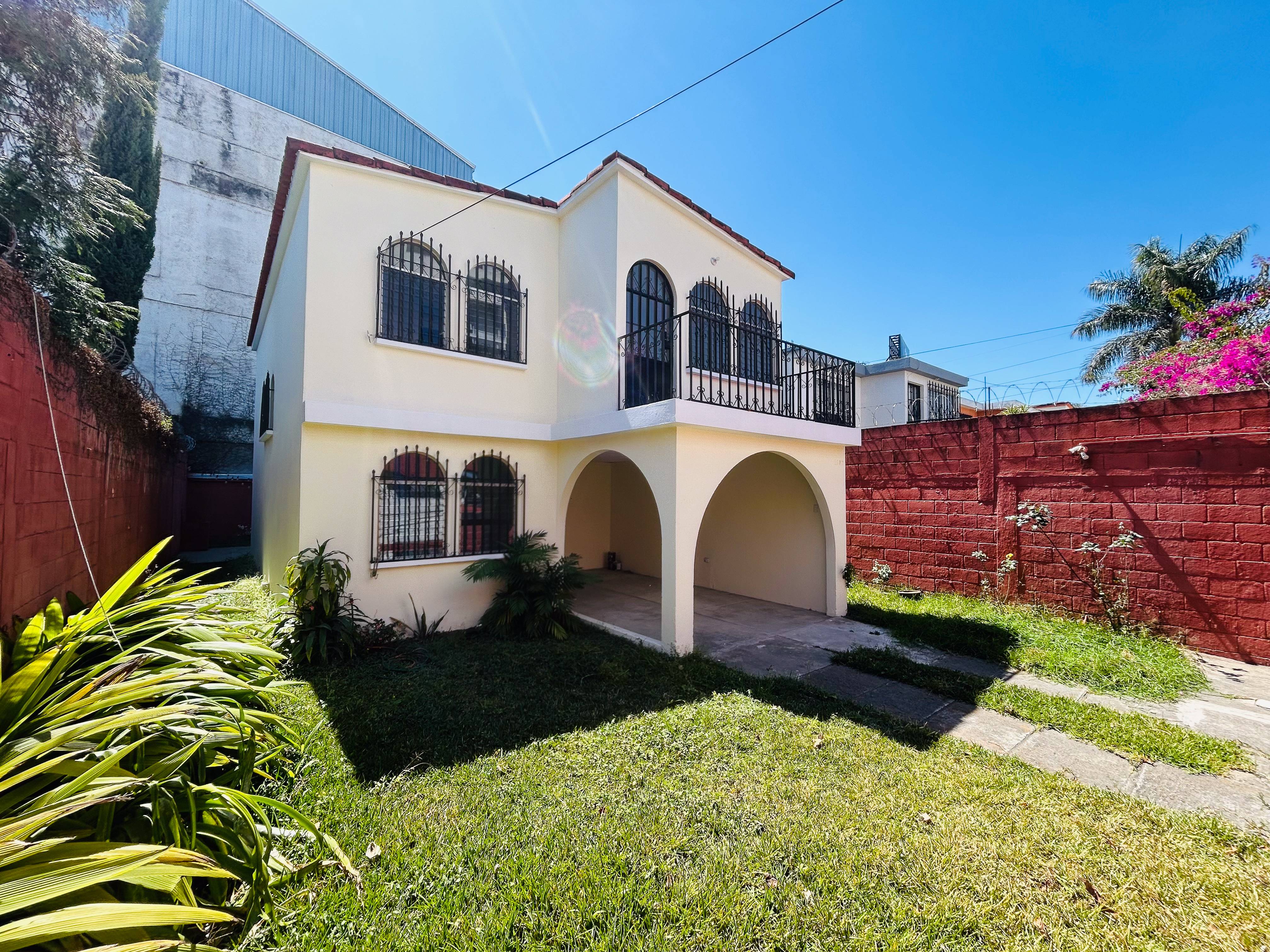 CASA ZONA 10, PARA RESIDENCIA U OFICINA A PUERTA CERRADA